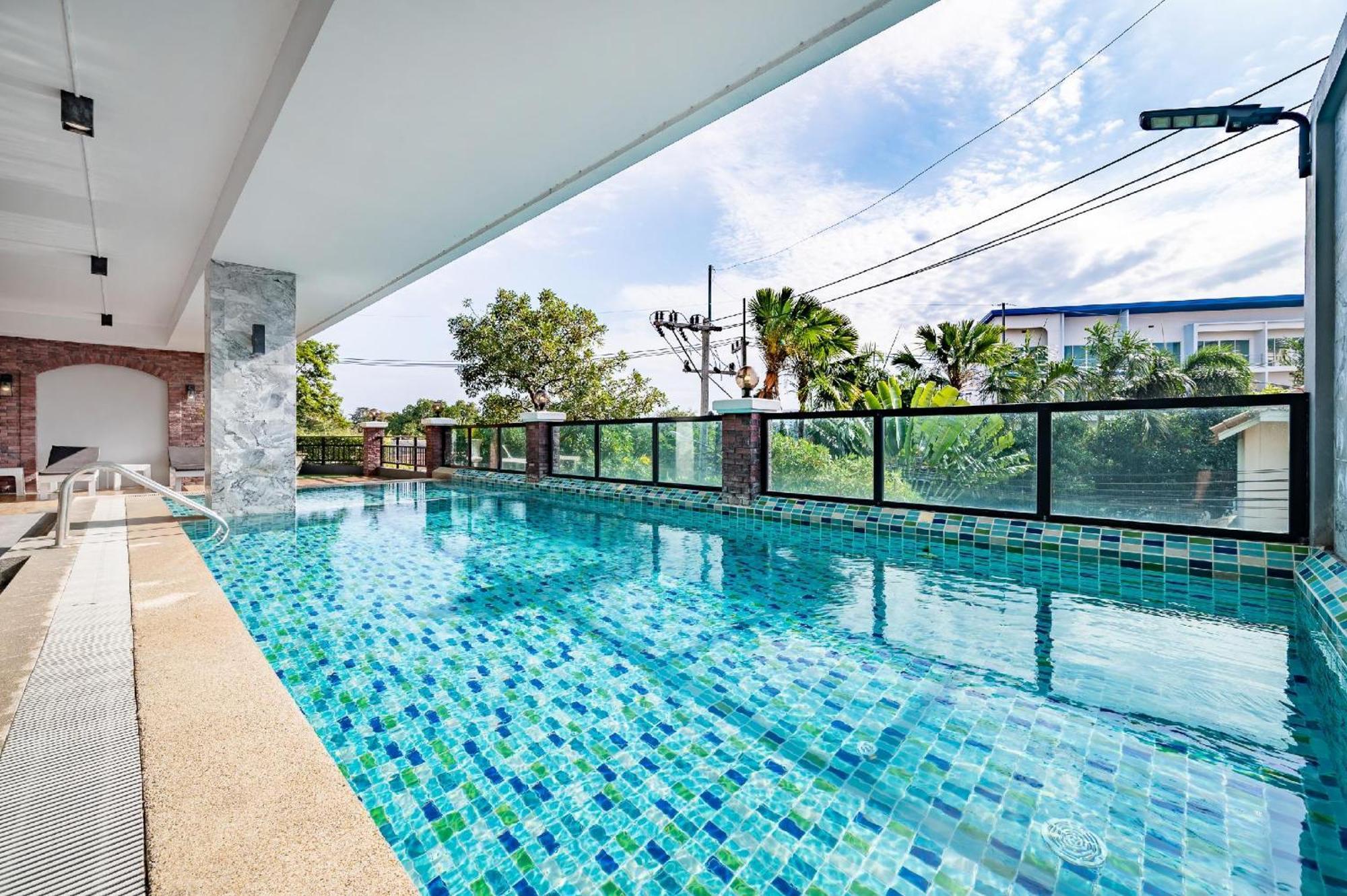 The Corner Lodge Pattaya Exterior photo